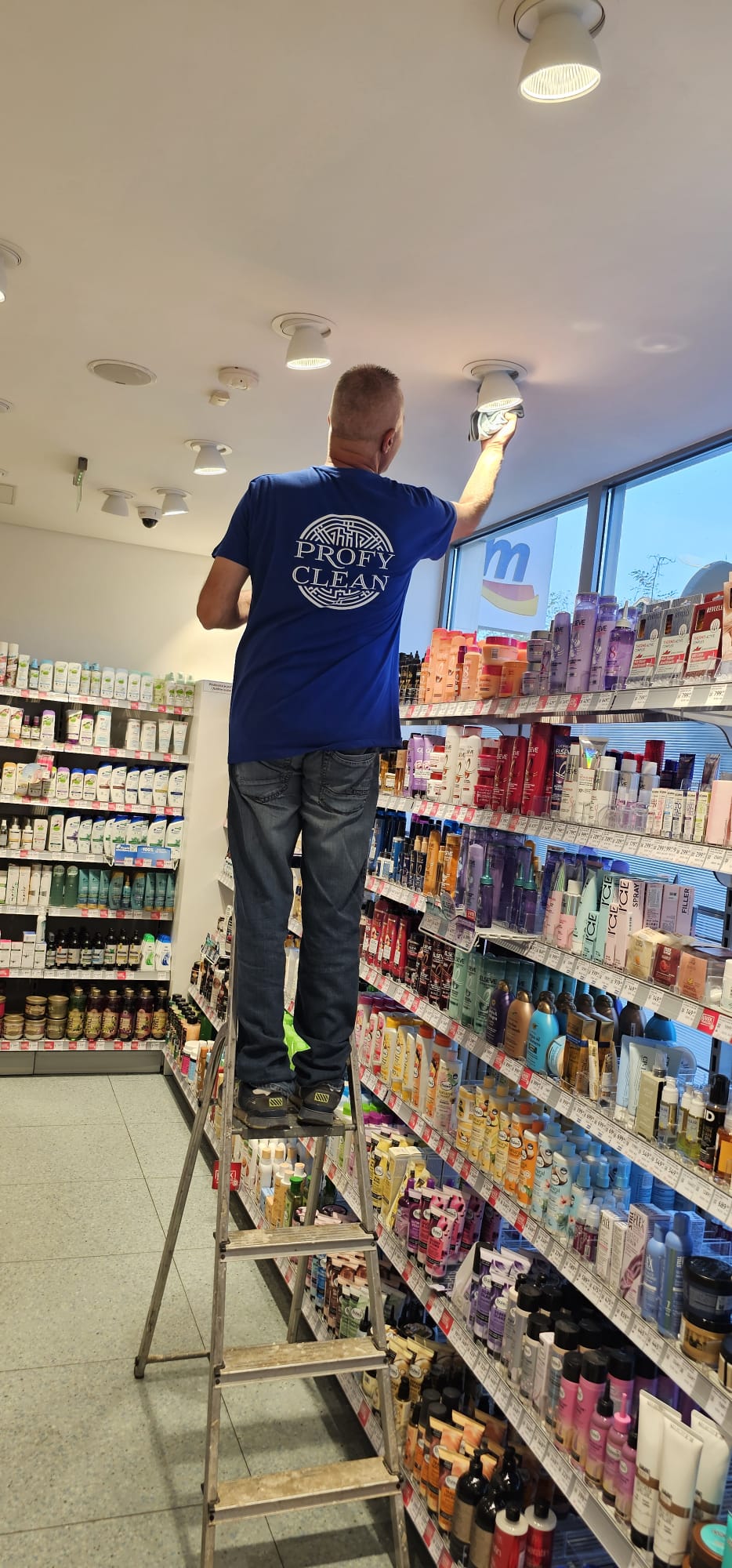 slika Profy Clean radnika kako cisti lustere